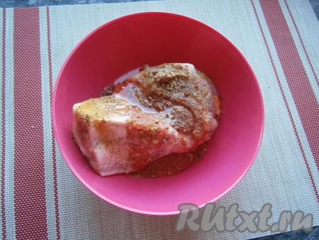 Томатную пасту развести в воде, добавить растительное масло, горчицу, перемешать. Поместить в получившийся соус кусок мяса, всыпать соль, специи, чёрный свежемолотый перец.