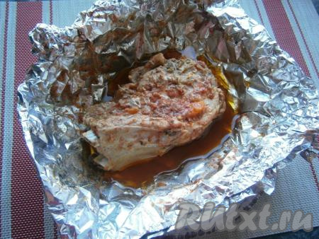 Закрыть крышку мультиварки и выставить режим "Выпечка" на 1 час. Затем&nbsp;верх фольги приоткрыть и запекать свинину ещё 15 минут на том же режиме.