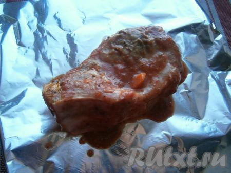 Свинину хорошенько смазать соусом со всех сторон и оставить на 2-3 часа в прохладном месте. Далее мясо выложить на лист фольги, сложенный вдвое.