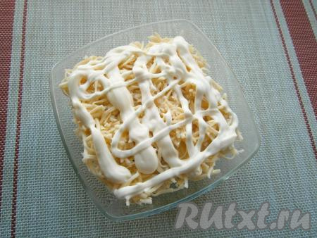 Далее идёт слой натёртого на средней тёрке сыра, смазать майонезом.