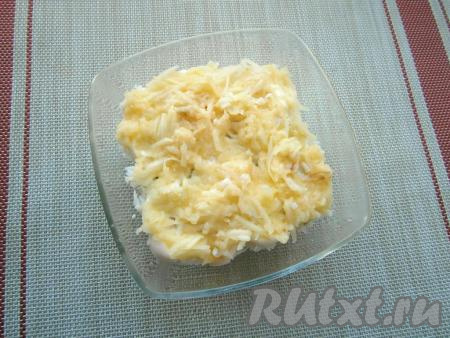 Яблоко очистить от семян и кожуры, натереть на крупной тёрке, а затем, отжав от сока, выложить следующим слоем поверх белков.