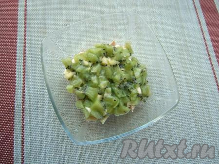 Очищенное и нарезанное кусочками киви (несколько кружочков оставьте для украшения) выложить на куриное мясо следующим слоем.