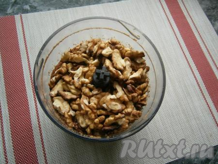 Измельчить печенье до состояния крошки, добавить грецкие орехи.