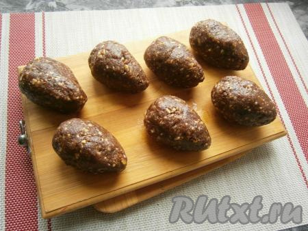 Массу накрыть плёнкой и отправить в морозилку на 15-20 минут. После этого&nbsp;разделить массу на 7 частей, из каждой части сформировать заготовки пирожных в виде мышек, чуть заузив один край.