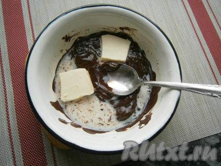Для приготовления глазури шоколад растопить на водяной бане, добавить сливочное масло и горячее молоко.