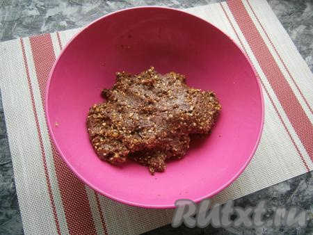 Влить, по желанию, коньяк и тщательно перемешать. Должна получиться достаточно плотная и тугая масса.