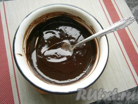 Тщательно перемешать глазурь до однородного состояния, держа посуду на водяной бане.