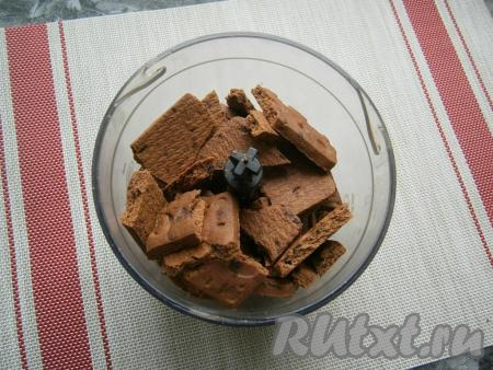 Печенье поломать на кусочки, поместить его в чашу блендера.