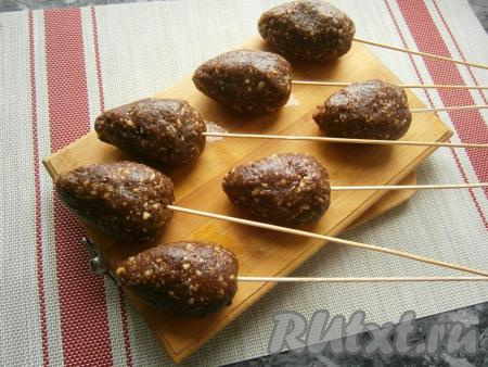 В "мышек", с тупого конца, вставить деревянные шпажки.