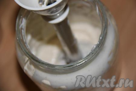 Опустить погружной блендер в банку и начать взбивать, не поднимая блендер, сразу начать вливать тонкой струйкой оставшееся масло, не прекращая взбивать. Продолжить взбивать, поднимая блендер. Майонез начнёт светлеть и густеть. Теперь можно регулировать густоту майонеза: если вы постепенно добавите в процессе взбивания оставшиеся 70-80 мл масла - майонез будет гуще, если добавите меньше масла, чем 70-80 мл, получите не слишком густую консистенцию. Консистенцию майонеза выбирайте в зависимости от того, для чего вы планируете его использовать. Суть приготовления майонеза в домашних условиях в том, что если в рецепте указано мало масла - у вас не получится майонез, он не взобьётся и не загустеет! Я поняла, что из расчёта на 1 яйцо нужно в общей сложности от 150 до 180 мл растительного масла.&nbsp;