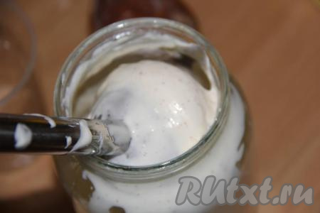 У меня получился майонез средней густоты, при этом он хорошо держит форму.