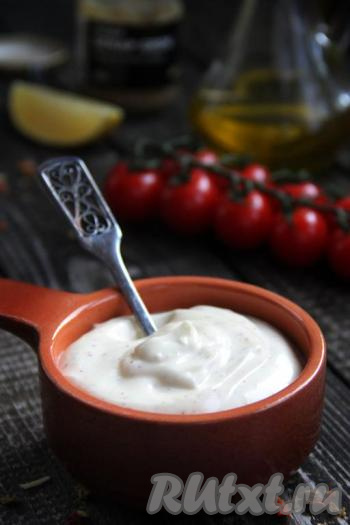 Майонез, приготовленный из 1 яйца с добавлением горчицы в домашних условиях, получился в меру густым, очень нежным и вкусным. Хранить его можно в течение трёх дней в банке под крышкой. Майонез, приготовленный по этому рецепту, прекрасно подойдёт для заправки салатов или в качестве дополнения к бутербродам.