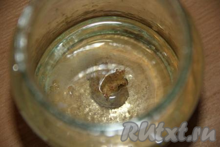 Майонез лучше готовить в банке и взбивать погружным блендером. В банку влить 100 мл масла, добавить лимонный сок, соль, сахар и горчицу.