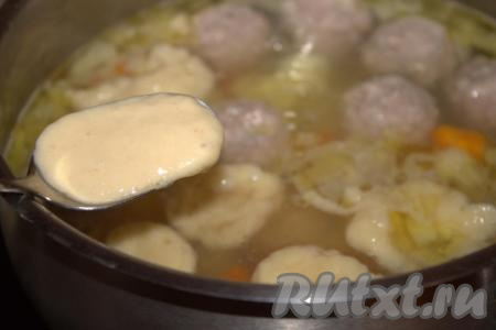 В чайную ложку набрать тесто и опустить в кипящий суп с фрикадельками. Много теста не стоит набирать, так как в процессе варки клёцки разбухнут. Таким образом выложить всё тесто в суп, формируя клёцки с помощью чайной ложки.