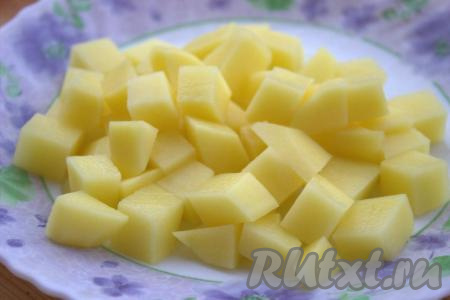 Картофель вымыть, очистить и нарезать кубиками среднего размера.