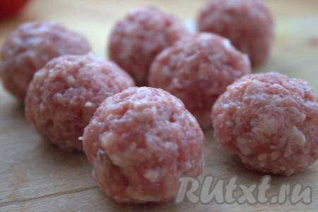Тщательно перемешать фарш и мокрыми руками скатать небольшие шарики (фрикадельки).