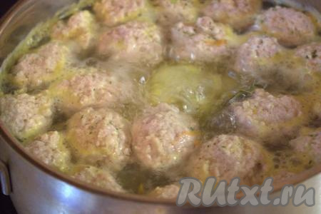 Затем суп посолить, приправить специями по вкусу, добавить лавровый лист и варить на среднем огне 5-7 минут.