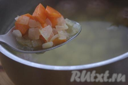 Когда картошка будет практически готова, добавить в кастрюлю к картофелю и фрикаделькам обжаренные овощи, продолжить варить суп на среднем огне.