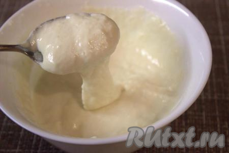 Для приготовления клёцек нужно в миску вбить яйцо, взбить при помощи вилки. Влить молоко (или воду) и небольшими порциями добавить муку, немного посолить и тщательно перемешать. Тесто должно быть однородным и без комочков, похожим на густую сметану (как на фото).