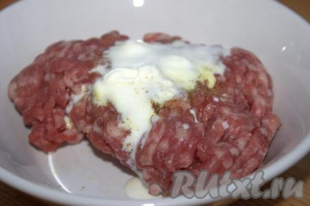 В кастрюлю влить 2,5-3 литра воды, поставить на огонь и довести до кипения. Тем временем приготовим фрикадельки, для этого нужно взять кусочки мяса и 1 очищенную луковицу, пропустить через мясорубку (можно взять и покупной фарш), посолить получившийся фарш, приправить специями по вкусу, добавить 1 столовую ложку сметаны.