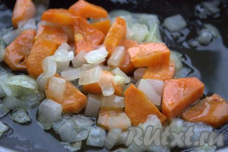Пока варится суп, в сковороду влить немного растительного масла и поставить на огонь. Выложить в сковороду нарезанный лук и обжарить на среднем огне, помешивая, примерно, 3-4 минуты. Затем в сковороду к луку добавить нарезанную морковь и обжаривать овощи на среднем огне ещё 5-7 минут, не забывая помешивать.