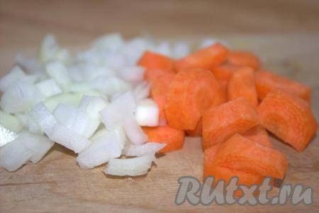 1 луковицу очистить и нарезать небольшими кубиками. Морковь очистить и нарезать полукружками.
