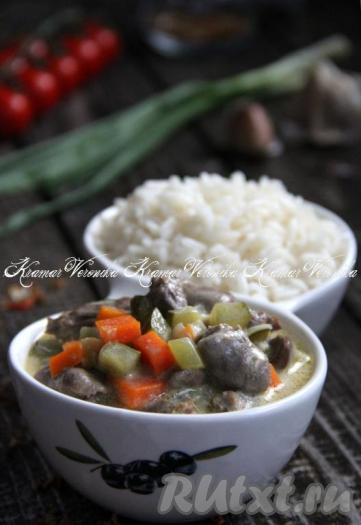 Куриные сердечки с солёными огурцами в сметане