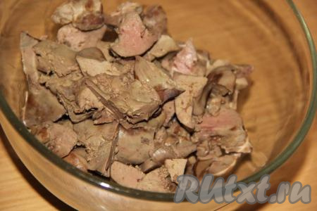 Нарезать печень на крупные кусочки.