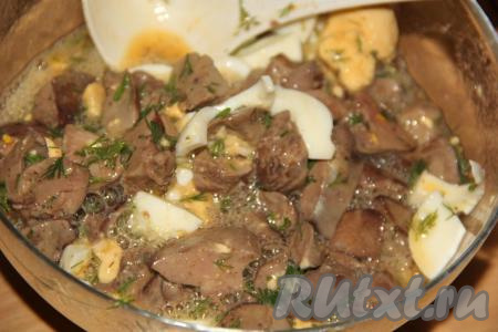 Влить яичную массу к печени, варёным яйцам и укропу, перемешать.