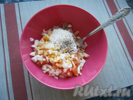 Яйца, заранее отваренные в течение минут 10, нужно остудить, очистить, а затем нарезать на небольшие кусочки и добавить их вместе с майонезом в салат из курицы, яблока и мандаринов, посолить и поперчить по вкусу.