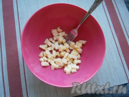 Яблоко, очищенное от кожуры и семенной коробки, нарезать на маленькие кубики, полить лимонным соком, перемешать.