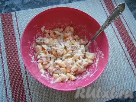 Салат перемешать.