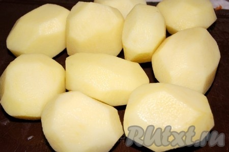 Картофель очистить и нарезать небольшими кубиками.