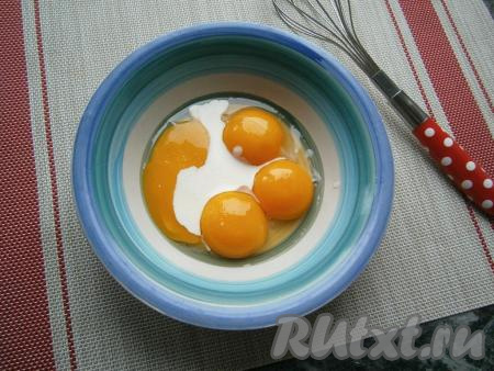 Яйца (желательно брать домашние) хорошо вымыть. Разделить яйца на желтки и белки. К желткам добавить сливки.