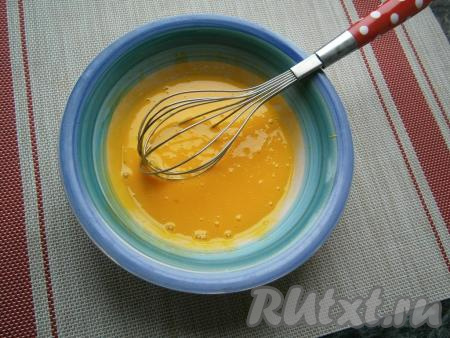 К желткам и сливкам всыпать маленькую щепотку соли и тщательно перемешать венчиком (до однородности).