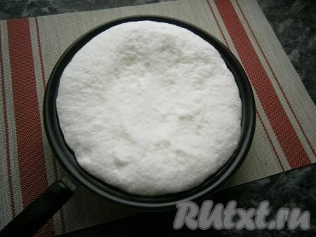 Накрыть сковороду снова крышкой и готовить омлет "Пуляр" на минимальном огне около 2-3 минут. Белок сверху не должен прилипать к пальцам. Вначале белок станет очень пышным, затем, чуть опадёт.