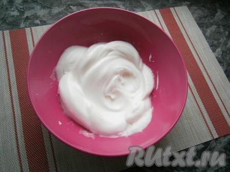 К белкам добавить щепотку соли и взбить их миксером до пышности и устойчивых пиков (взбивать, примерно, 2-4 минуты).