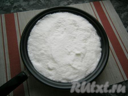 Огонь сделать минимальным, накрыть сковороду крышкой, готовить желтковый блинчик около 1 минуты. После этого выложить сверху взбитые белки, разровнять их.