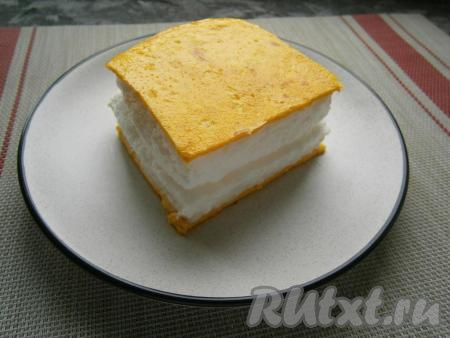 Перед подачей омлет аккуратно, проведя по краям сковороды ножом, переложить на тарелку, разрезать его пополам или на 4 части и одинаковые части сложить вместе белком друг к другу (то есть белки должны быть внутри, а сверху и снизу - желтковый блинчик).