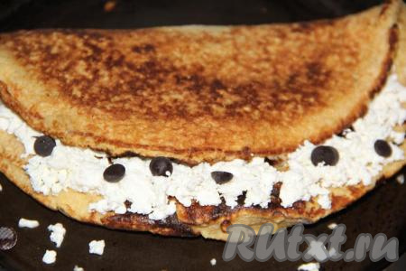 Накрыть творожную начинку пустой половиной&nbsp;овсяноблина, сформировав полукруг.