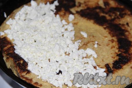 Пока выпекается вторая сторона, выложить творог на 1/2 блина (как на фото). Я использовала зерновой творог жирностью 5%.