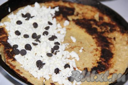 По желанию, выложить на творог капли шоколада.