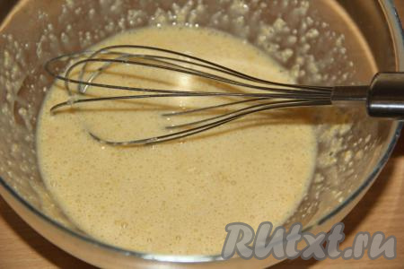 Перемешать овсяное тесто, оно получится жидким.