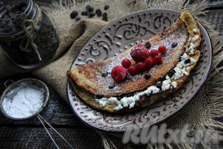 Переложить горячий овсяноблин с творогом на тарелку, дать немного остыть, украсить ягодами,&nbsp;сахарной пудрой и подать к столу. Очень вкусно, сытно и полезно!