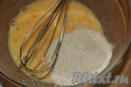 Взбить яйца с молоком с помощью венчика. Добавить измельчённую овсянку и сахар.