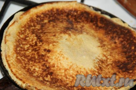 Как только запечётся овсяноблин с одной стороны на среднем огне, перевернуть его и жарить с другой стороны.