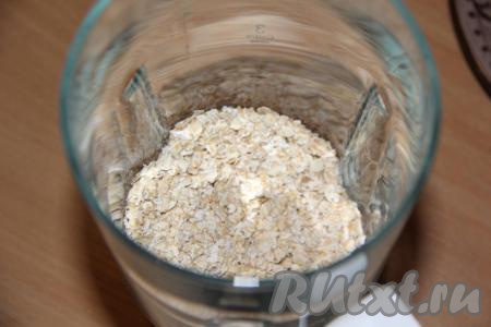 Овсяные хлопья любого помола всыпать в чашу и измельчить погружным блендером в муку.