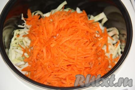 Сюда же выложить натёртую на крупной тёрке морковку, добавить специи и соль.