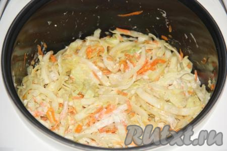 Закрыть крышку мультиварки и тушить капусту&nbsp;с куриным филе до звукового сигнала.