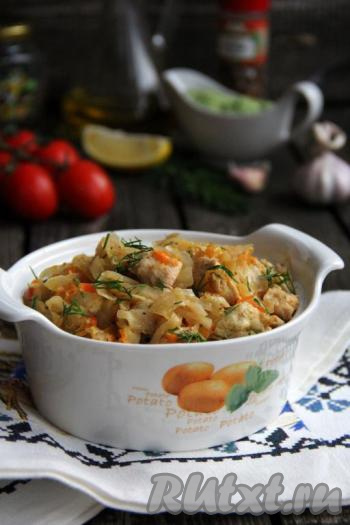 Капуста в процессе тушения не становится водянистой, она отлично сочетается с кусочками куриного филе. Блюдо получается сытным, вкусным, а приготовить его, благодаря мультиварке, совсем несложно!